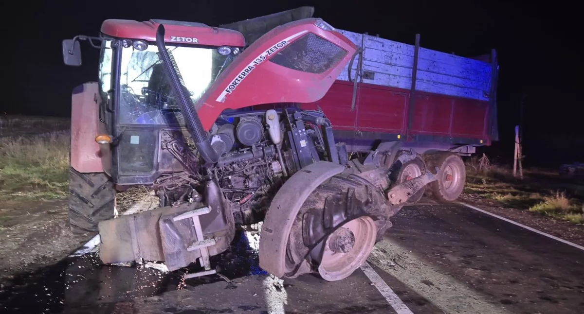 Kolizja audi z ciągnikiem w Zalesiu. Droga była zablokowana