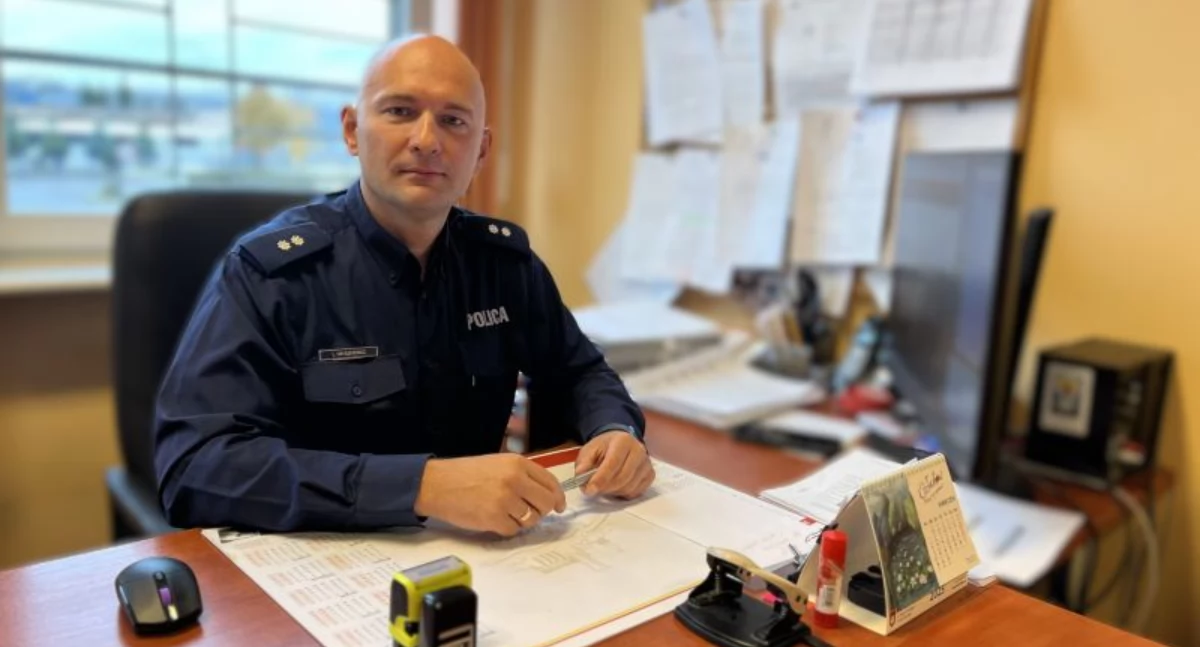 Policjant po służbie ugasił płonące auto na krajówce – szybka reakcja zapobiegła tragedii
