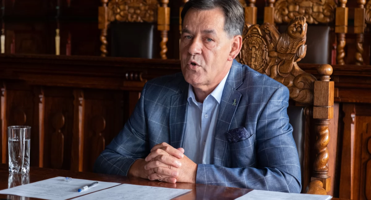 Burmistrz Arseniusz Finster zapowiada ujednolicenie stawek i koniec ulgi dla ekologicznego ogrzewania