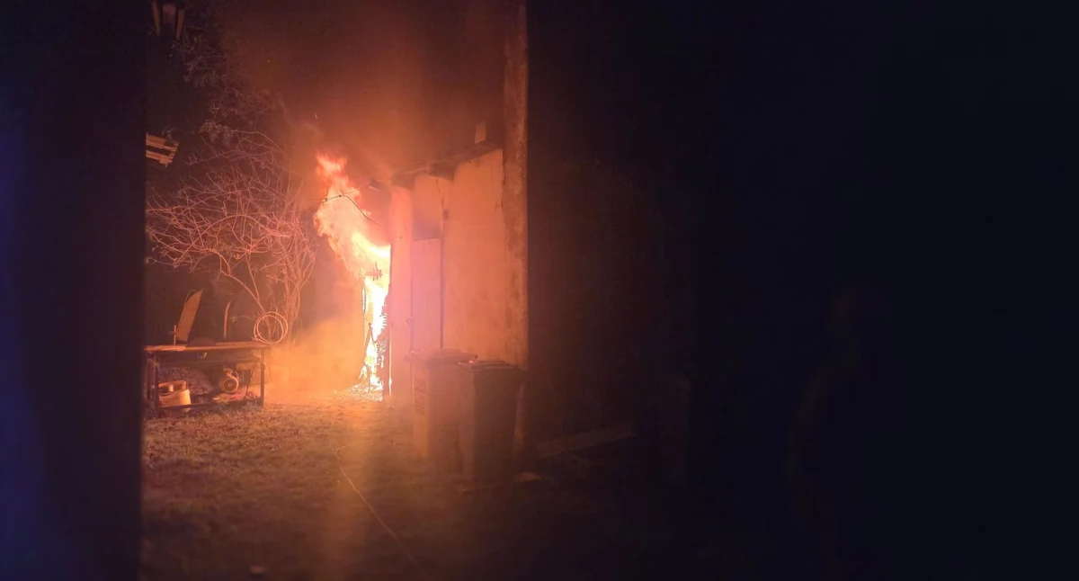 Nocny pożar budynku gospodarczego. Strażacy szybko opanowali sytuację