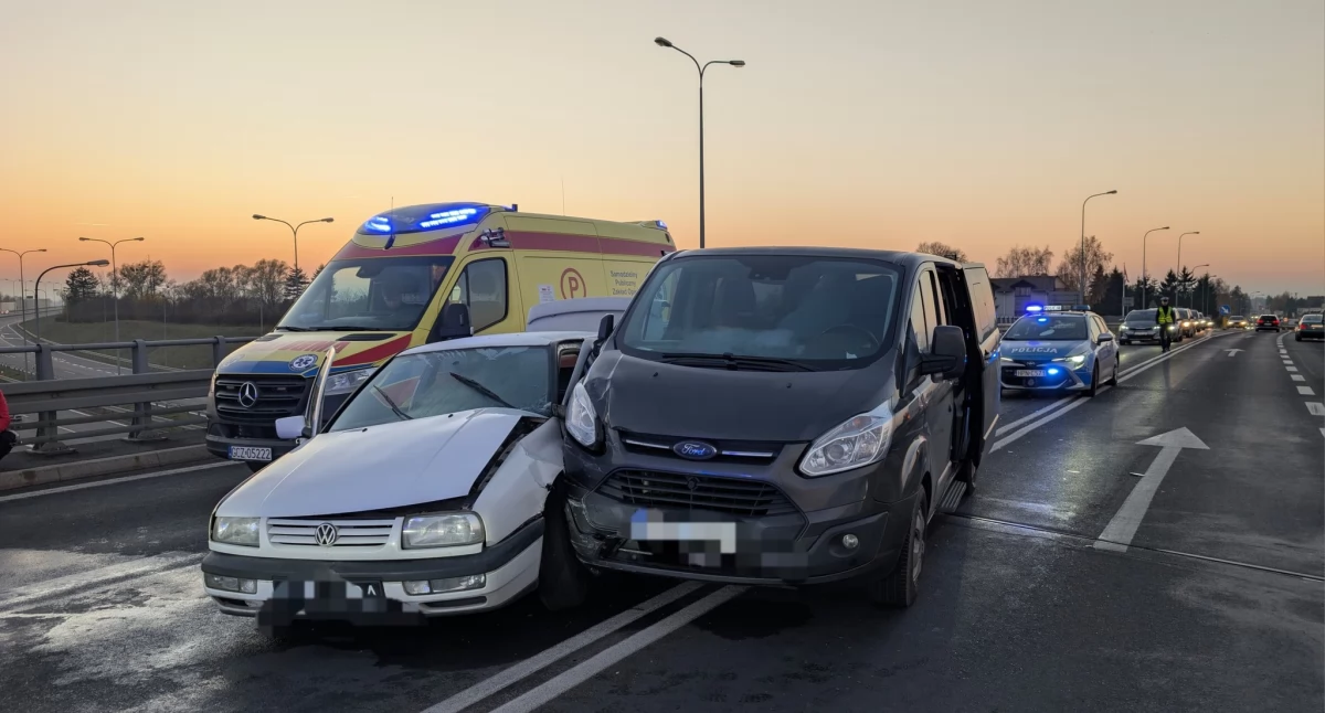 Zdarzenie w Pawłówku. Jedna osoba trafiła do szpitala po kolizji na drodze wojewódzkiej nr 240