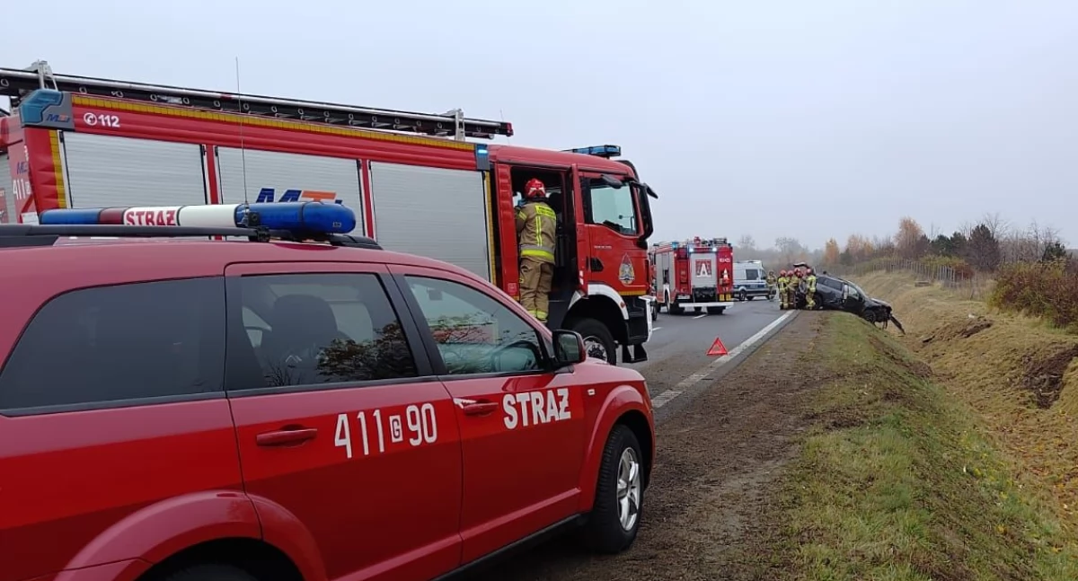 Dachowanie na obwodnicy Chojnic. Dwie osoby trafiły do szpitala