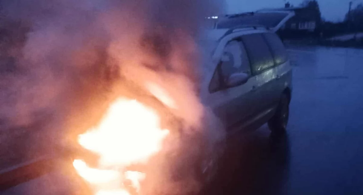 Pożar samochodu osobowego w Brusach. Na miejscu OSP i Policja