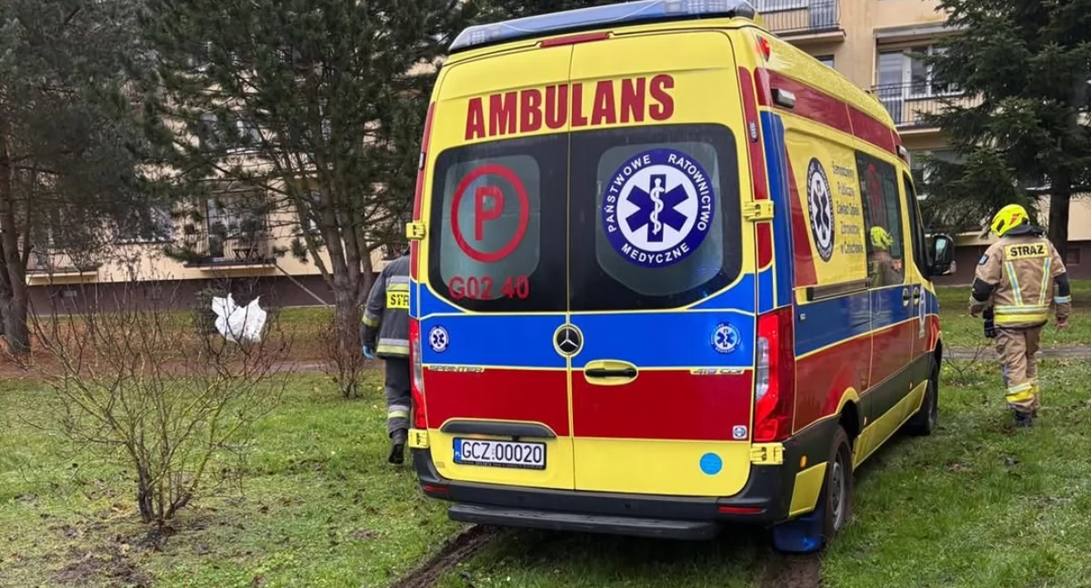 Strażacy z OSP Przechlewo pomogli w wyciągnięciu zakopanego ambulansu