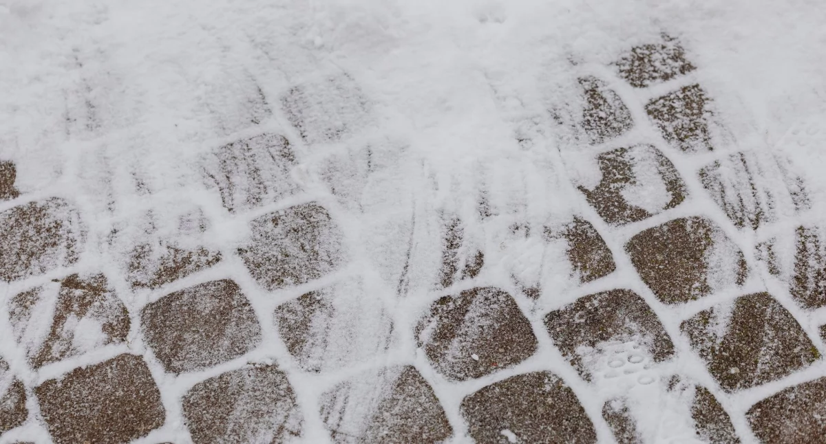 IMGW ostrzega przed oblodzeniem. Śliskie drogi i chodniki w powiecie chojnickim