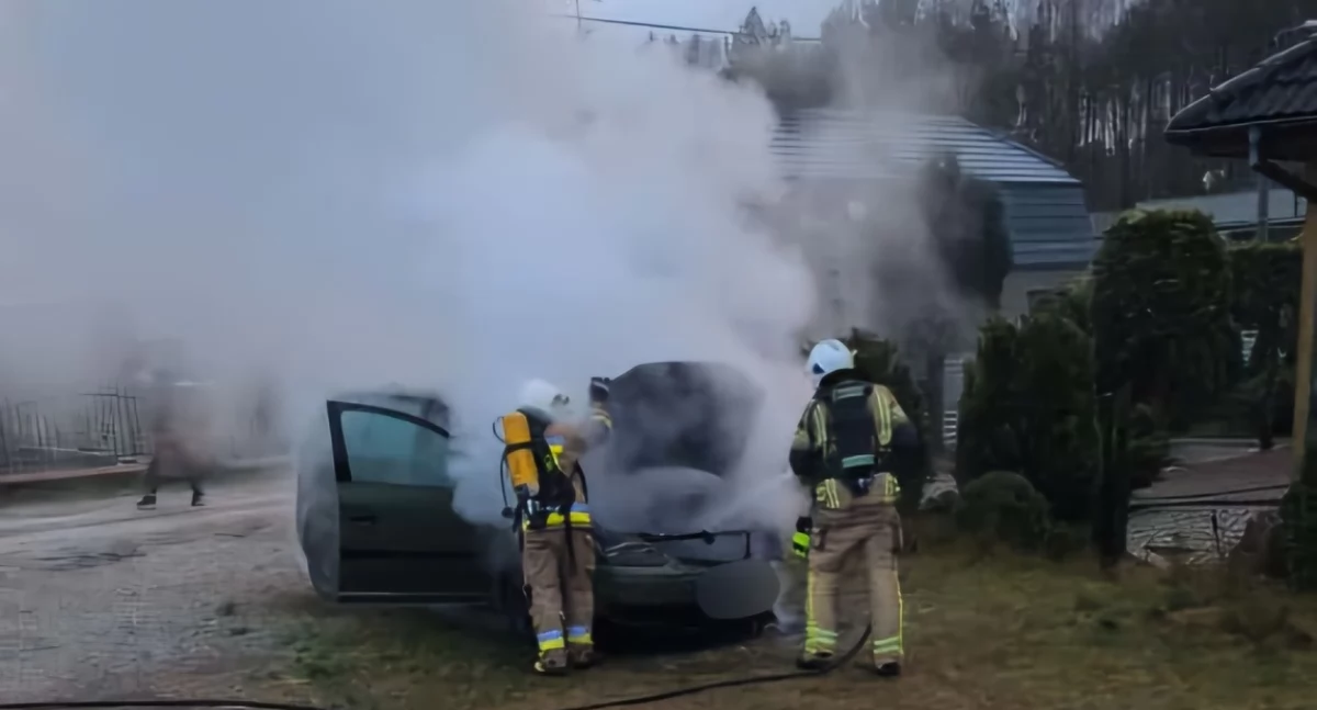 Pożar samochodu osobowego w Gutowcu. Na miejscu trzy jednostki OSP