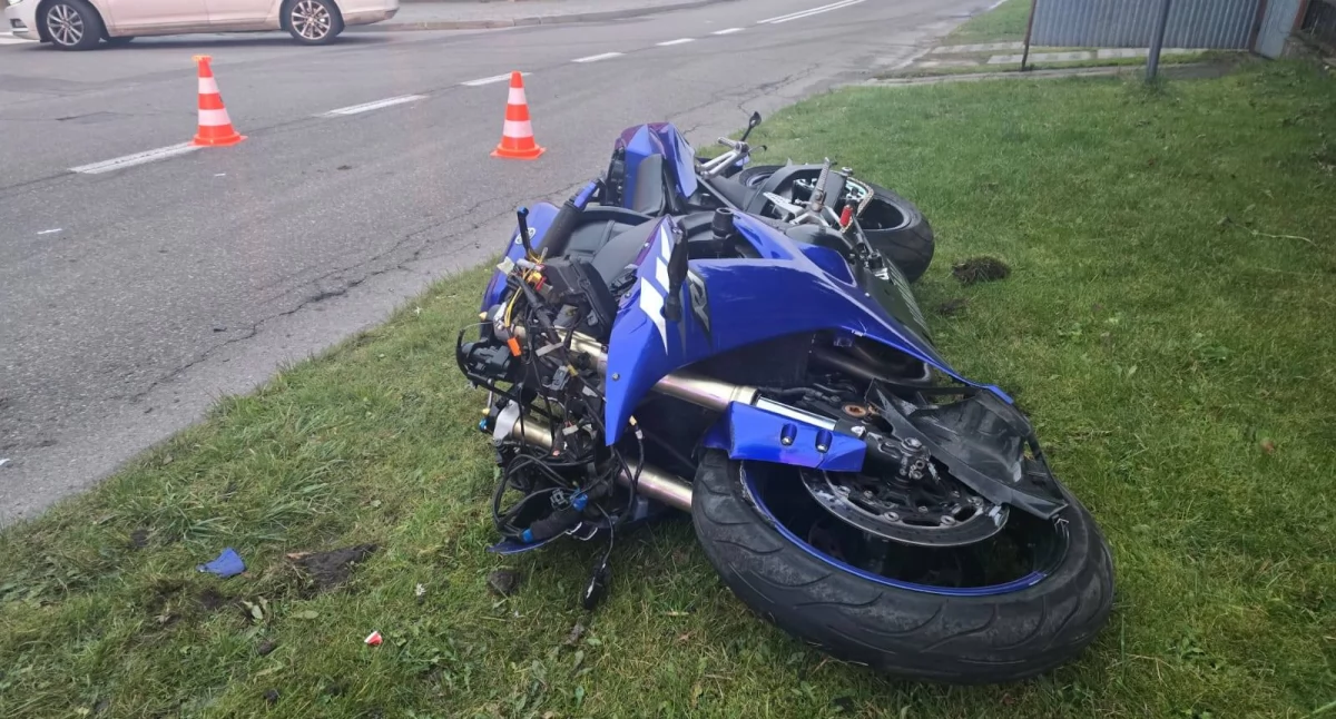 Motocyklista bez kasku zderzył się z Audi