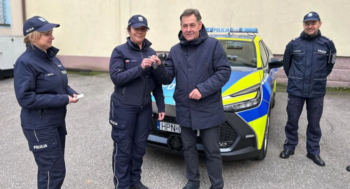 Uroczyste przekazanie nowego radiowozu typu plug-in dla chojnickiej Policji