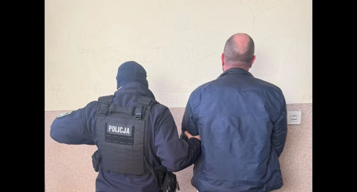Ogień buchnął z komina, a policjanci odkryli narkotykową fabrykę