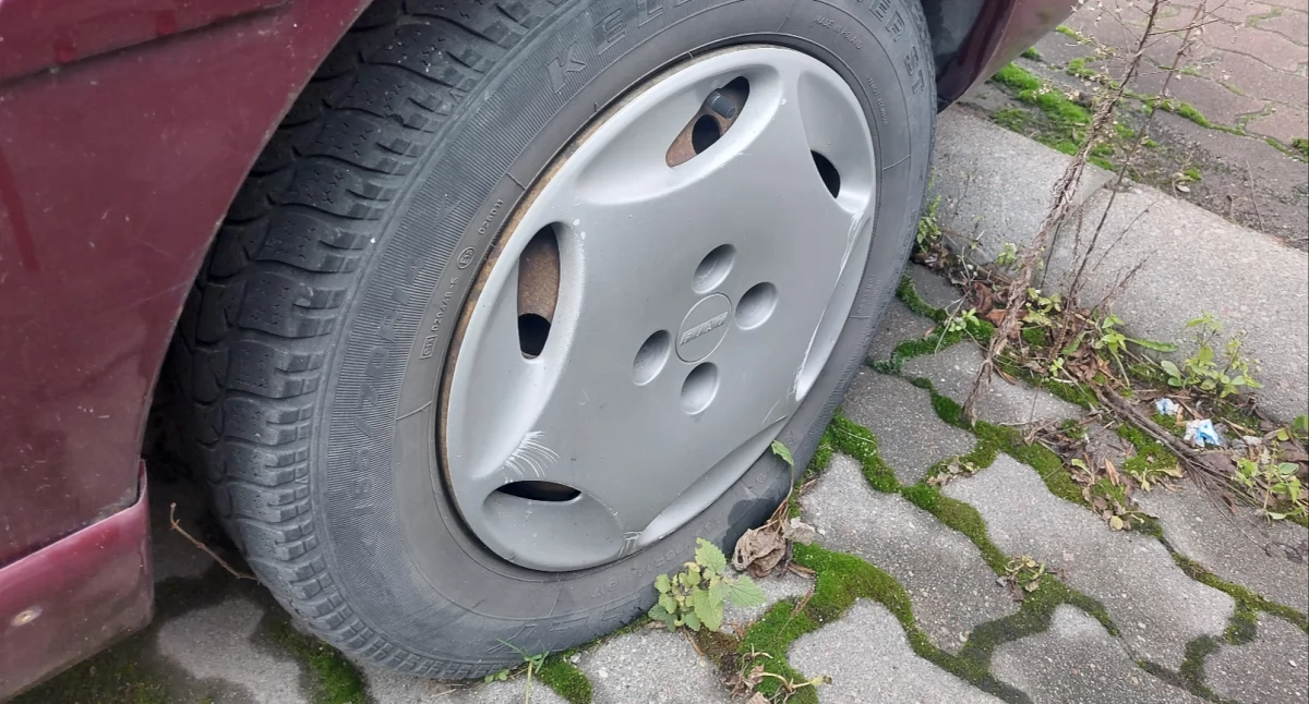 Porzucony samochód pod Netto w centrum Chojnic. Straż Miejska wyjaśnia, co można zrobić w takiej sytuacji