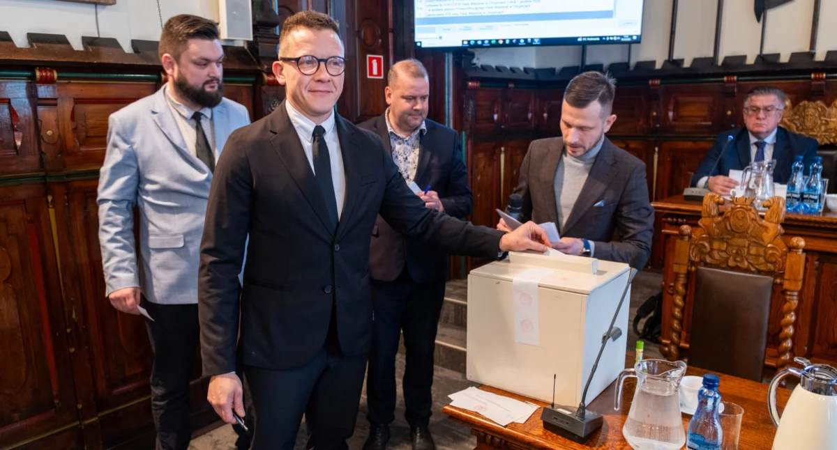 Maciej Bonna nowym przewodniczącym Rady Miejskiej Chojnic. Wybór poprzedziły napięcia i polityczne deklaracje