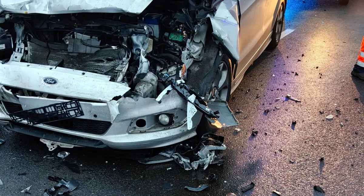 Poranny wypadek na DK25: ford wjechał w tył mazdy, nikt nie ucierpiał
