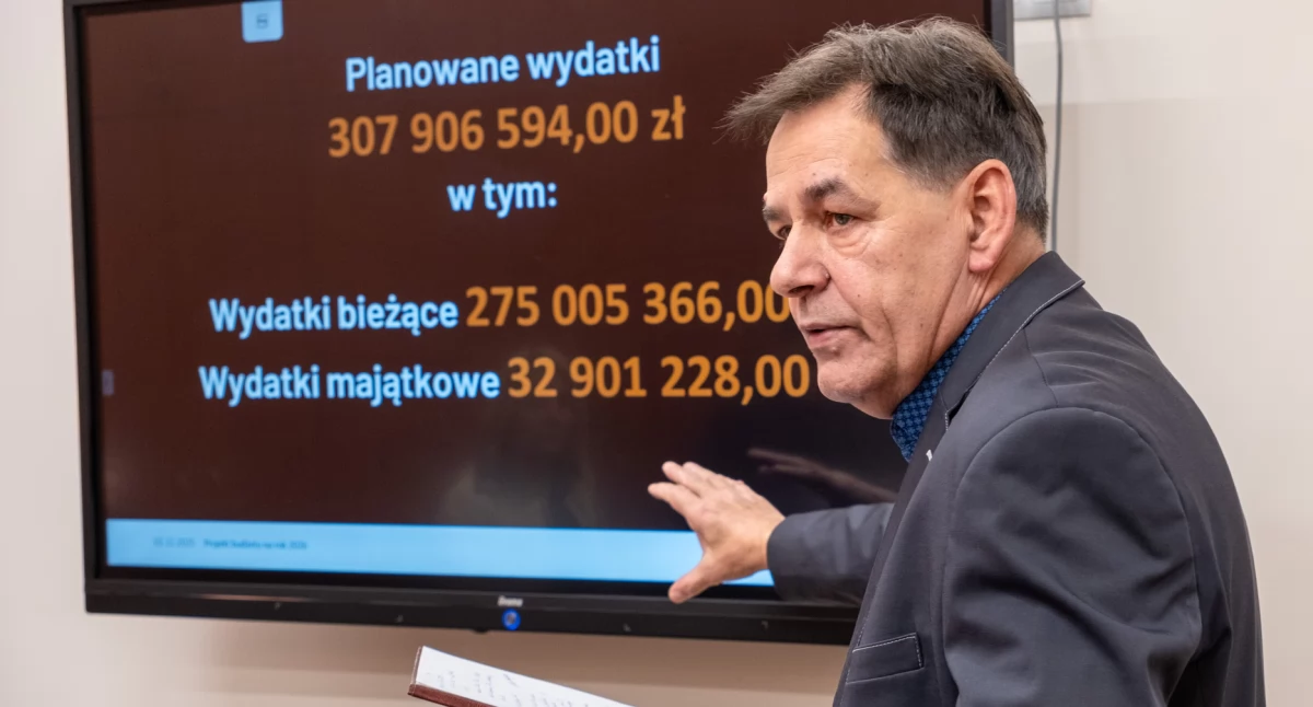 Arseniusz Finster prezentuje projekt budżetu. Kamil Kaczmarek ostro o zadłużeniu miasta