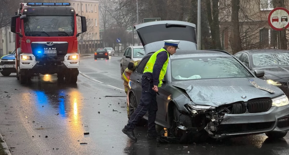 Kolizja dwóch aut na ulicy Człuchowskiej. Ruch wahadłowy w rejonie starostwa AKTUALIZACJA