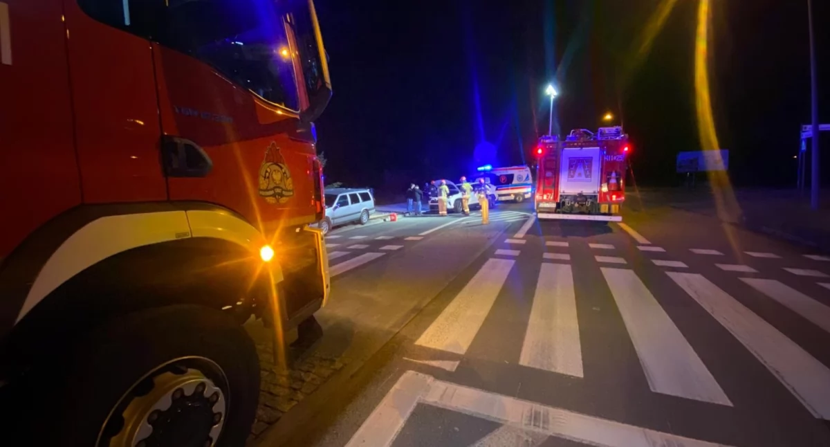 Zderzenie dwóch aut na skrzyżowaniu Tucholskiej i Przemysłowej. Jedna osoba trafiła do szpitala