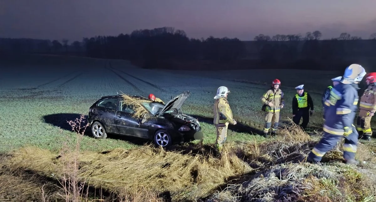 Dachowanie w Chojniczkach. Auto przewrócone na koła