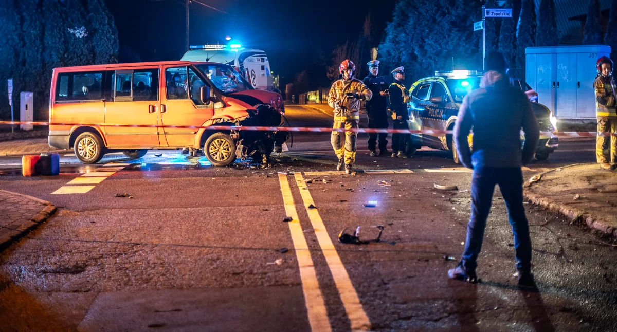 Zderzenie busa i osobówki. Passat zatrzymał się w ogródku