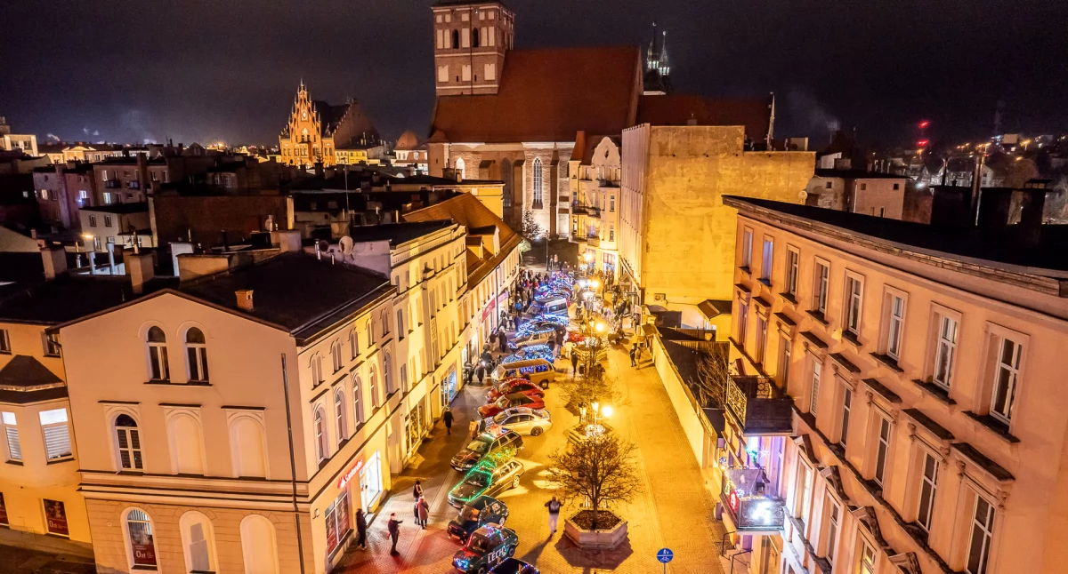 Setki lampek i kolumna aut. Tak Chojnice pożegnały Jarmark Świąteczny