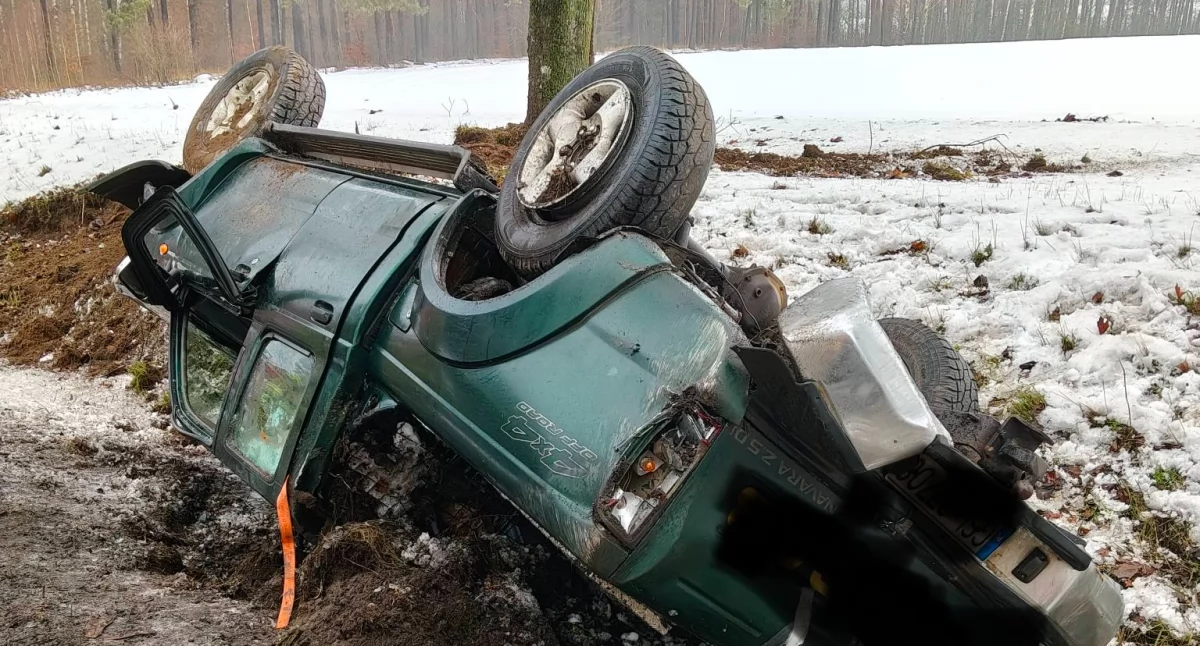 Dachowanie na DK25 w rejonie tzw. górki gwieździńskiej. Interweniowały służby