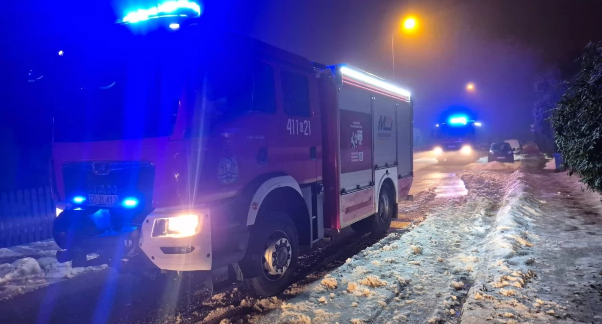 Poranny pożar w domu jednorodzinnym. Ogień pojawił się przy kominku