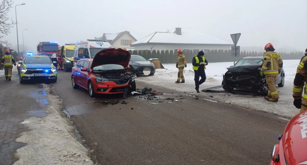 Kolizja dwóch samochodów osobowych w Powałkach. Jedna osoba ukarana mandatem