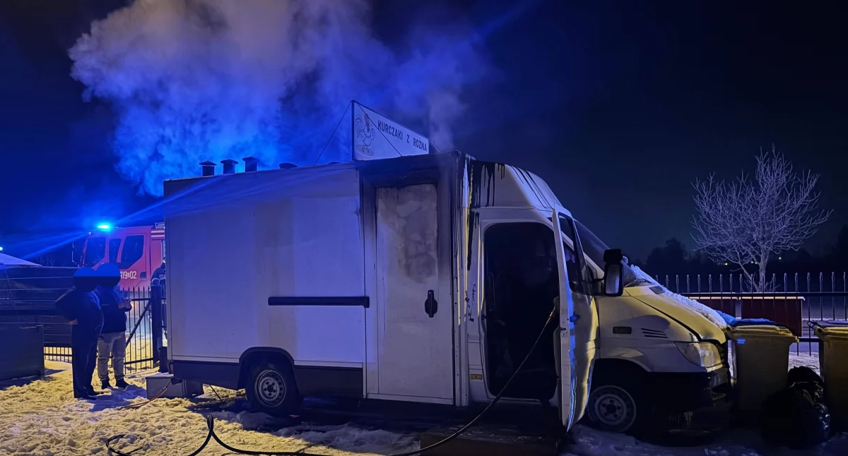 Zamiast zapachu pieczonych kurczaków – dym i ogień. Pożar foodtrucka
