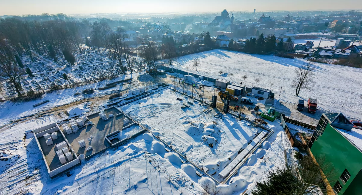 Z lotu ptaka nad przyszłym lodowiskiem. Zobacz zimowy przelot dronem