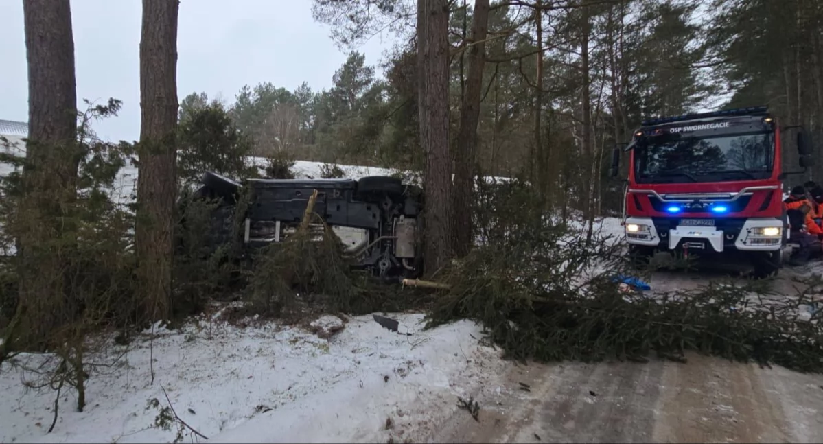Samochód zjechał z drogi na trasie Swornegacie – Brusy. Interweniowały służby