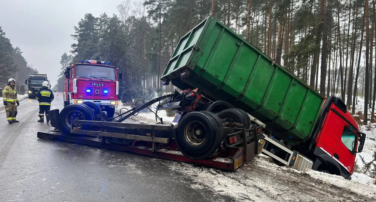 DW 235 zablokowana. Ciężarówka utknęła, policja apeluje o ostrożność AKTUALIZACJA!