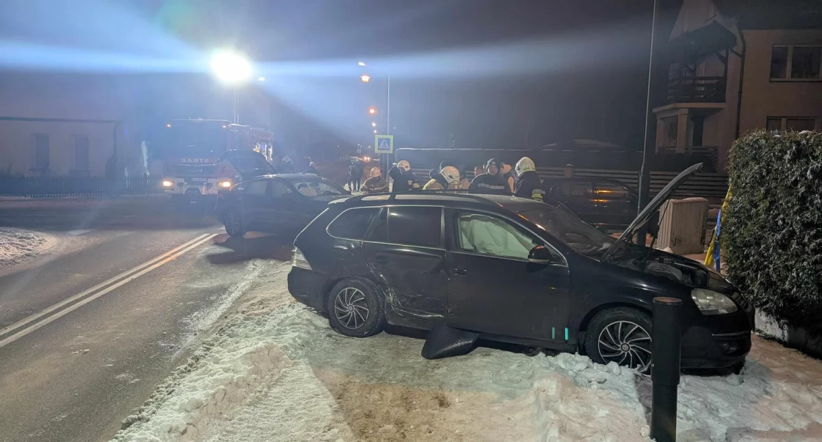 Zderzenie BMW i Volkswagena w Brusach. Trzy osoby trafiły do szpitala