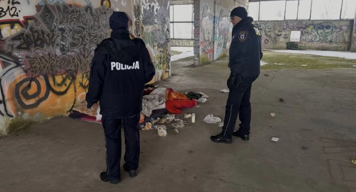 Chojniccy policjanci pomagają osobom w kryzysie bezdomności w czasie mrozów