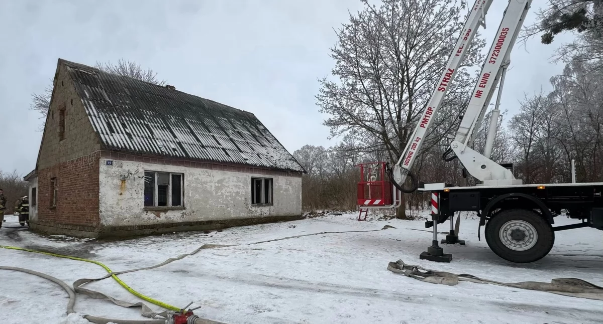 Wybuch pieca w budynku mieszkalnym w Sławęcinie. Dwie osoby ewakuowane