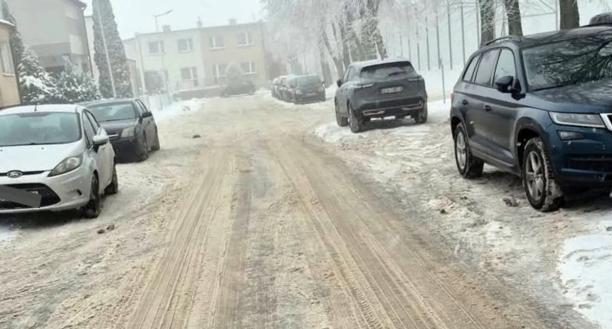Ślisko przy SP nr 7 w Chojnicach. Mieszkańcy alarmują, urzędnicy odpowiadają