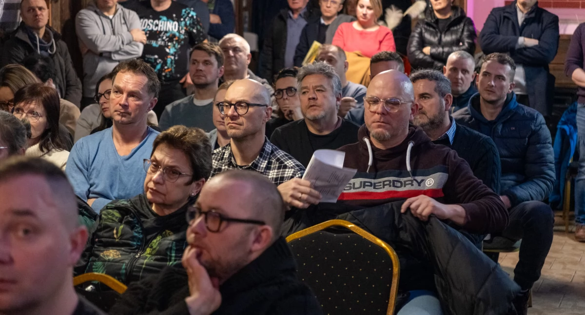 Burzliwe zebranie w Chojniczkach. Spór o maszt w otulinie Strugi Jarcewskiej