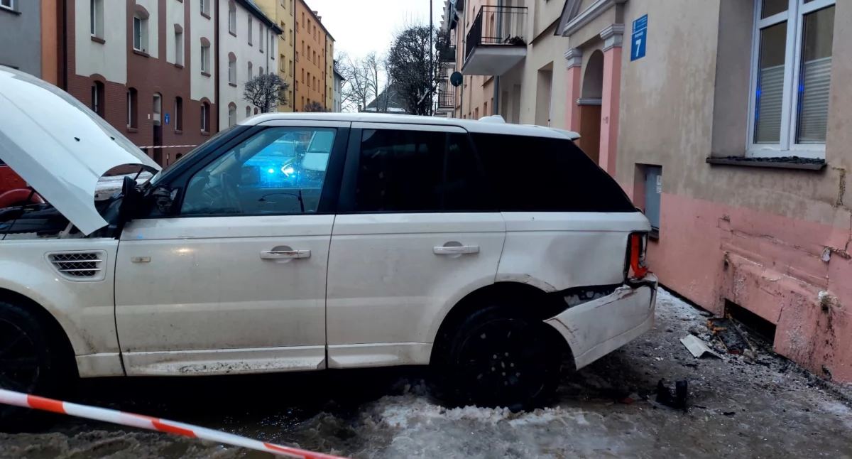 Pijany 61-latek uderzył w samochody i budynek na ul. Drzymały w Chojnicach