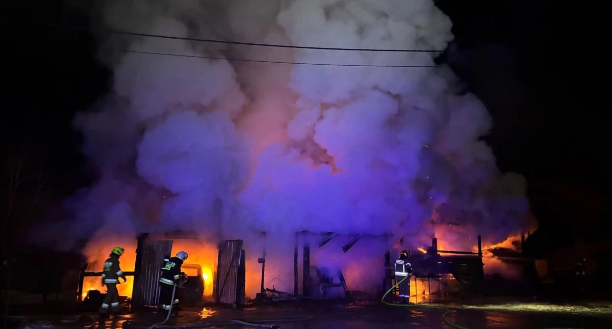 Pożar budynku gospodarczego w Chrząstowie. Spłonął samochód i ciągnik