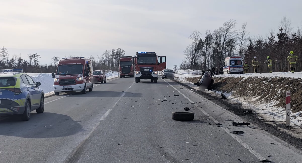 Zderzenie samochodów osobowych w okolicy miejscowości Jeziorki. Droga krajowa była zablokowana