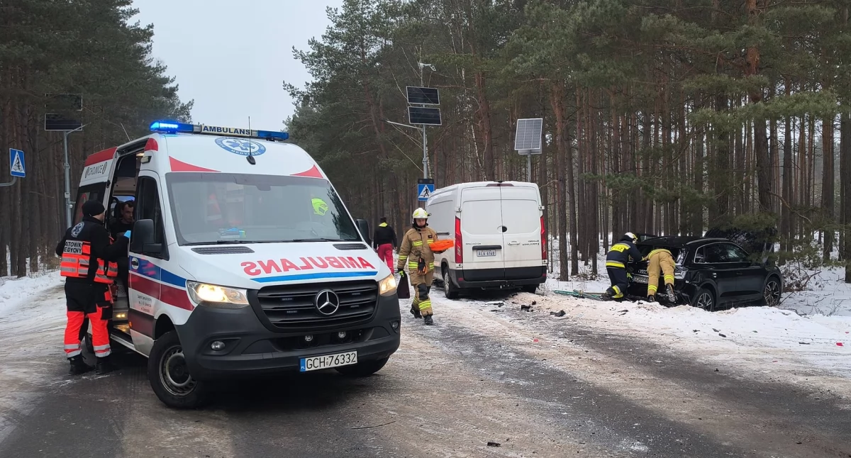 Zderzenie dwóch aut w Mosnej. Interweniowały trzy zastępy straży