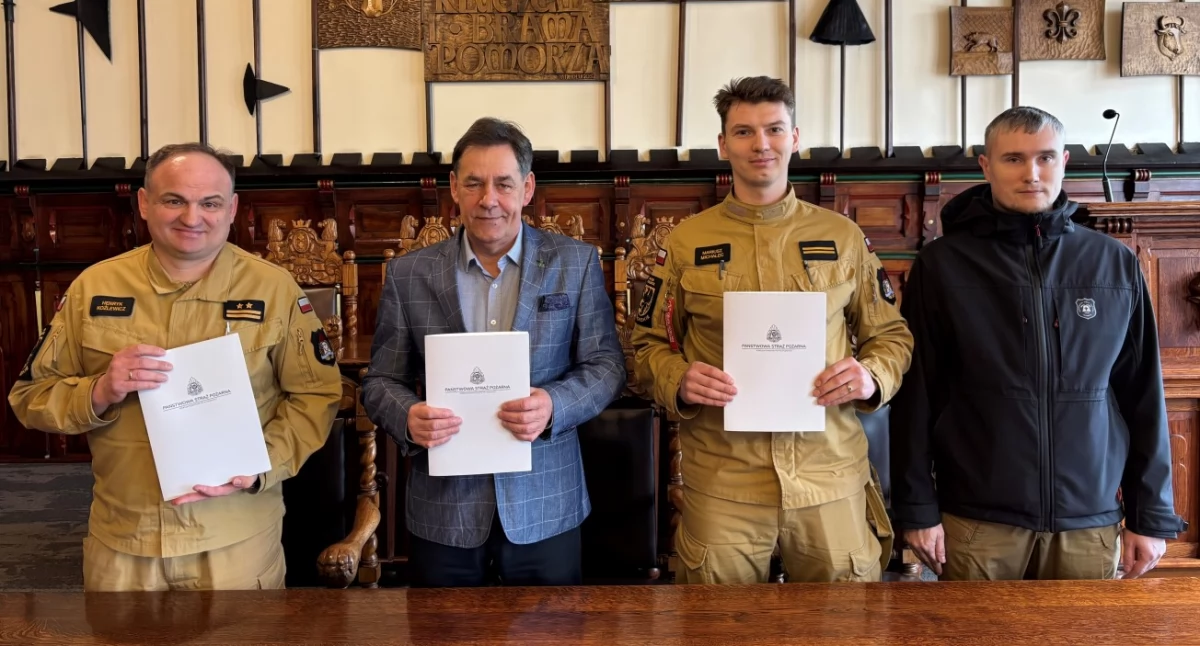 Mariusz Michalec i Dawid Kosidowski pod dokumentem. OSP Chojnice w KSRG do 2031 roku