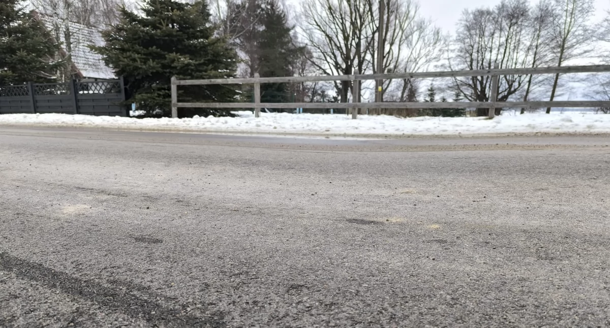 Modernizacja drogi w Małych Swornegaciach do reklamacji? W kilku miejscach asfalt coraz mocniej się zapada
