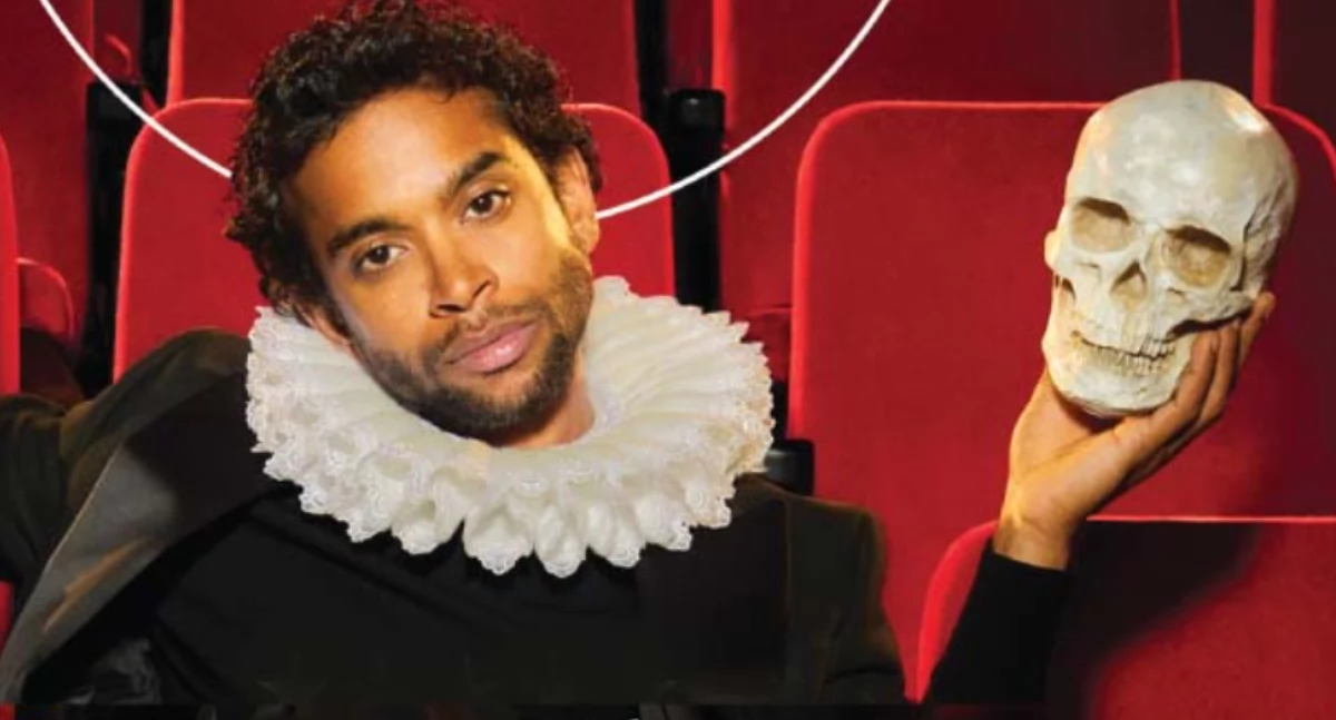 Hiran Abeysekera jako Hamlet. Retransmisja spektaklu w Chojnicach