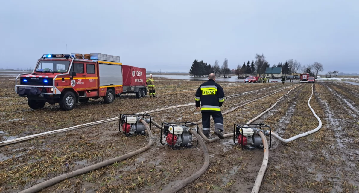 Roztopy w gminie Chojnice. 12 jednostek OSP w akcji dzień i noc