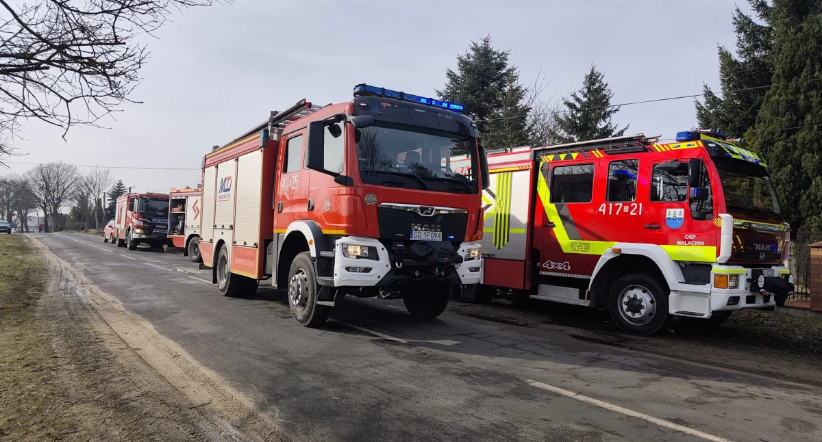 Samochód zapalił się w garażu. Służby w akcji
