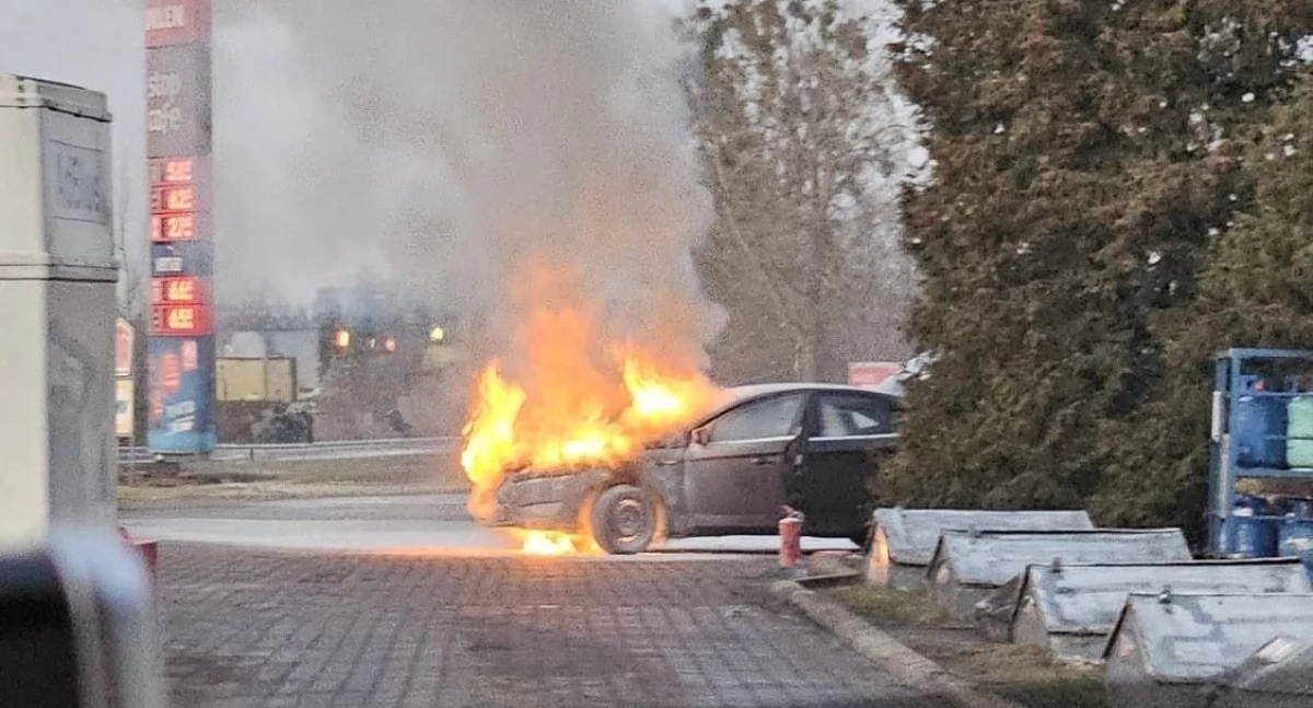 Pożar pojazdu w Nieżychowicach. Akcja straży pożarnej w piątkowe popołudnie
