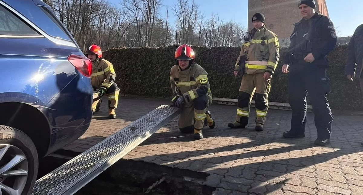 Zapadlisko pod autami przy zamku! Parking w Człuchowie nagle się osunął