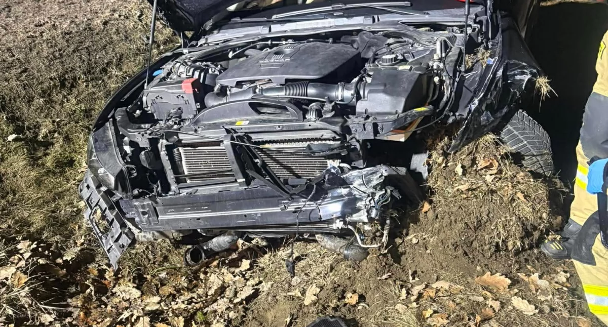 Kolizja na DK22. Jaguar zderzył się z autobusem, 19 pasażerów w środku