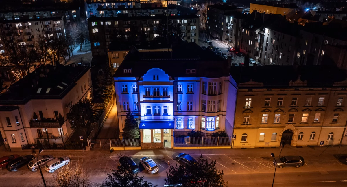 Komenda Policji w Chojnicach rozświetlona na niebiesko. Symbol pamięci o poległych funkcjonariuszach