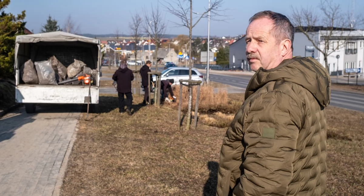Sprzątanie po zimie w Chojnicach. Z chodników trzeba zebrać tony piasku