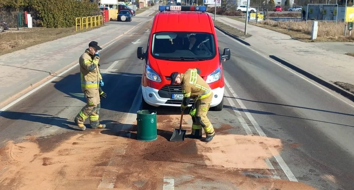 Śliska plama na ul. Człuchowskiej w Chojnicach. Strażacy usuwali zagrożenie