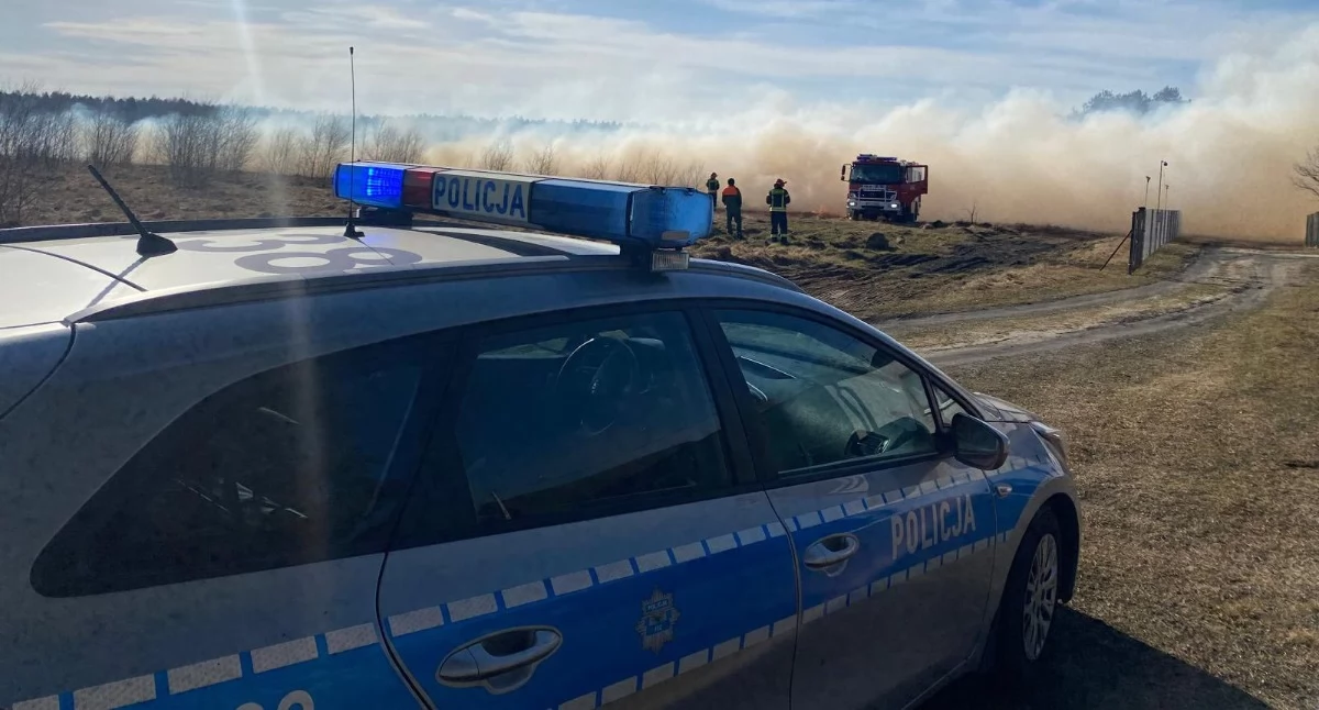 Sezon pożarów traw rozpoczęty. Ogień zauważył patrolujący policjant